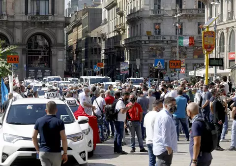 Opriți supertransmiterea. Evenimentele cu mulți oameni sau focarele sunt cele care au transformat COVID în epidemie. Și în România, la fel