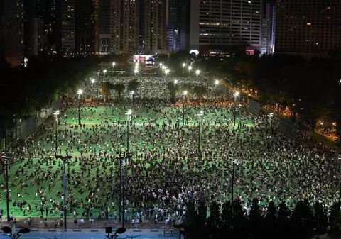 Poliţia din Hong Kong face arestări şi foloseşte spray lacrimogen împotriva participanților la comemorarea protestului din Piaţa Tiananmen