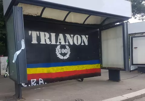 Grafitti cu mesajul „Trianon 100” în doliu, pictat într-o staţie de autobuz din Capitală