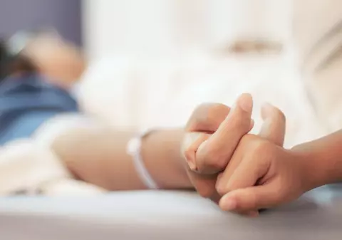 Mărturia Arianei, fetiţa de 12 ani, care a vrut să fie internată pentru a-şi proteja mama bolnavă: “Aş face orice, ştiu cât de greu i-a fost să mă crească”