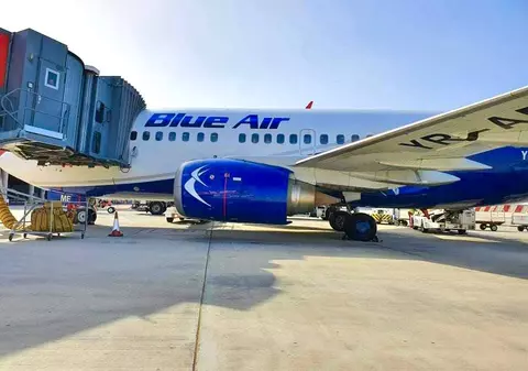 Sute de români au aflat la aeroport că au zborurile Blue Air anulate. Alții așteaptă de luni întregi returnarea banilor. Compania: „Nu avem cum să plătim acum”