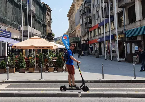 Marius Manole, actorul ”ecologist”: pe trotineta electrică, prin București