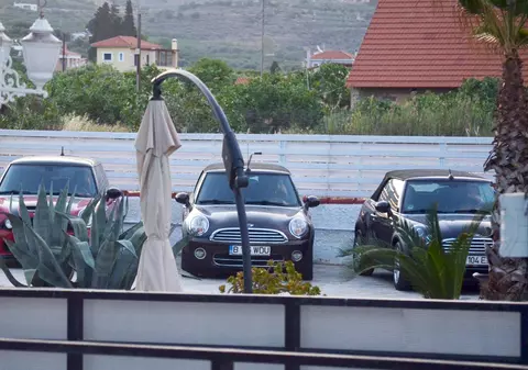 Ce înseamnă să lucrezi în primărie: trei Mini Cooper special pentru vacanțe, ascunse în curtea casei din insula grecească Eghina!