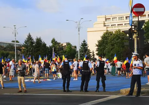 Miting împotriva legii carantinării și izolării, în fața Guvernului. ”Cred în Dumnezeu, nu în Covrig-19”. Raed Arafat, mesaj pentru protestari: ”Îi așteptăm la spital”