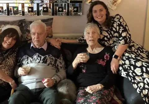 Drama unei familii: “Mama a murit de COVID în timp ce eram la înmormântarea tatălui nostru, ucis tot de coronavirus”