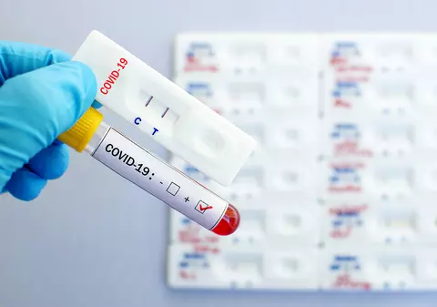 Externaţi, dar nevindecaţi. Ce se întâmplă cu cei 1.000 de pacienţi de COVID-19 care ies din spital, deşi au încă teste pozitive?