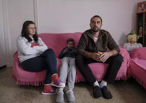 Mărturiile românilor care lucrează la căpșuni în Spania: “Cum strângi un ban, cum apare ceva. Zici că dai înapoi, nu dai înainte niciodată”