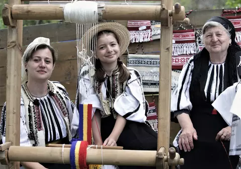 GALERIE FOTO | Start la dansuri, muzică, tradiții și voie bună în Sibiu