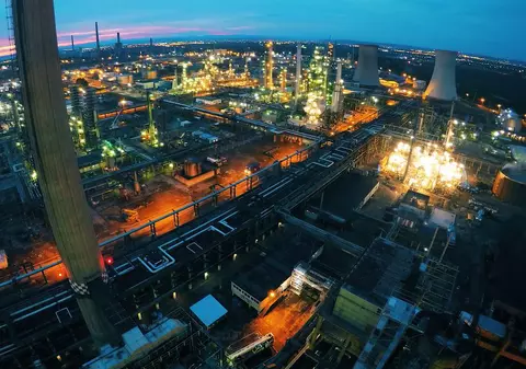 Un angajat de la Rafinăria Petrobrazi a supraviețuit după ce a căzut într-un reactor industrial. Salvatorii l-au scos la suprafață în șapte ore