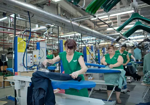 Ce amendă a primit firma de confecții Tanex pentru că și-a plătit muncitoarele cu 700 de lei pe lună!