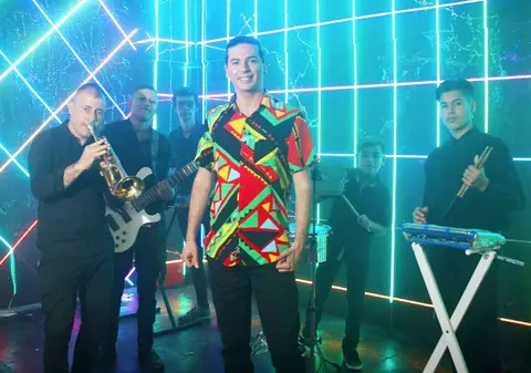 Un cântăreț român a ajuns să colaboreze cu cea mai mare televiziune din America Latină! Legătura lui Radhu cu sora Thaliei și cu producătorii hitului “Despacito”