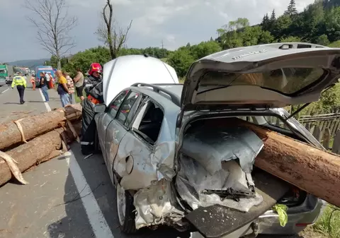 Incident șocant pe șosea. Trei persoane, între care și un copil, au fost rănite grav după ce buștenii dintr-un camion s-au răsturnat peste ei într-o curbă