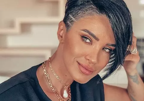 Adelina Pestrițu le-a arătat tuturor cum arată în poza de buletin. Cât de mult s-a transformat vedeta în ultima perioadă