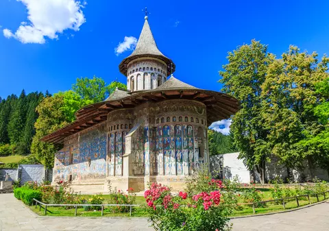 Albastrul de Voroneț - ce este pigmentul care rezistă de sute de ani pe pereții Mănăstirii Voroneț