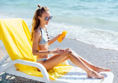 (Publicitate) Cremă UV sau ulei de soare: Recomandări ale medicilor dermatologi