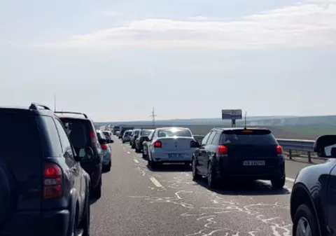 Trafic îngreunat în drum spre mare. Două mașini s-au tamponat pe Autostrada Soarelui