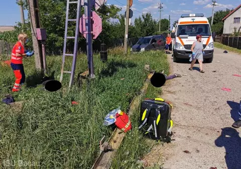 O mașină a fost lovită de tren în județul Bacău. Trei persoane au murit, iar două au fost rănite