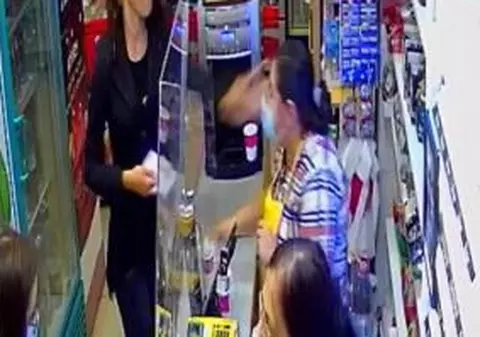 VIDEO | Vânzătoare din Baia Mare, pălmuită de o femeie pe care a refuzat să o servească pentru că nu purta mască de protecție