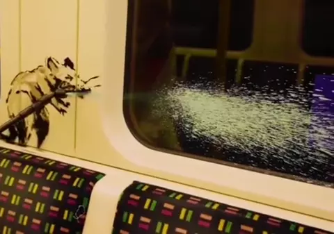 O lucrare a artistului Banksy, făcută metroul londonez pe tema purtării măștilor, a fost ștearsă de autorități
