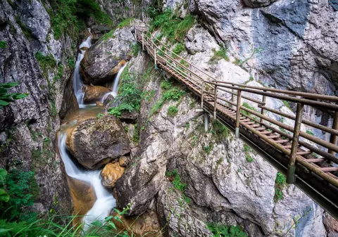 Doi morți și opt răniți după prăbușirea unei stânci pe un traseu turistic dintr-un defileu din Austria