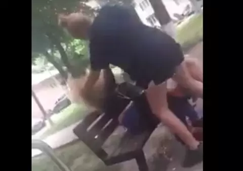 Video. Adolescentă din Piatra Neamţ, bătută de două fete în faţa blocului