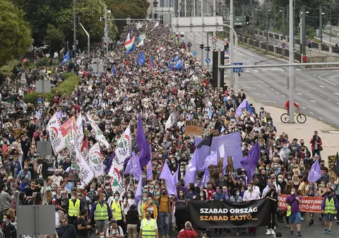 Proteste de amploare la Budapesta, după ce jurnaliștii celui mai mare site independent de știri au demisionat, acuzând ”presiuni politice”