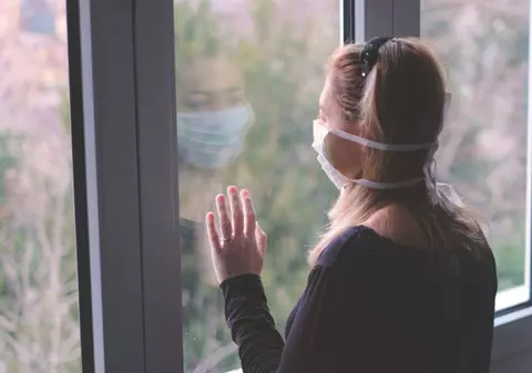 Confirmați cu COVID-19, dar fără concediu medical. Cazul a doi români care au probleme la locul de muncă, din cauza unui vid legislativ