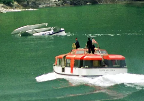 Accident aviatic în SUA. Mai mulţi morţi după ce două avioane s-au ciocnit deasupra unui lac