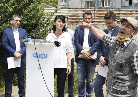 VIDEO | Violeta Alexandru, huiduită la depunerea candidaturilor PNL Sector 5: „Un grup de agitatori, acesta este PSD București”