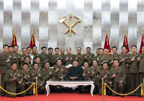 Motivul pentru care zeci de generali nord-coreeni pozează cu pistoalele scoase în jurul lui Kim Jong-un. Anunțul liderului suprem