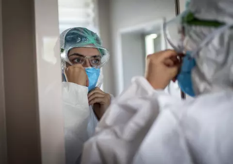 VIDEO | Un doctor și-a pus 6 măști pe față ca să demonstreze că poate respira cu ușurință prin ele