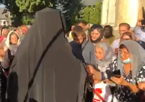 Zeci de credincioşi, mulți fără mască, s-au înghesuit să primească binecuvântarea noului arhiepiscop al Sucevei