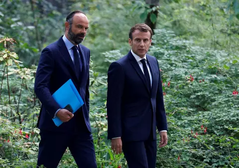 Guvernul francez a demisionat, înaintea unei așteptate remanieri dorite de Emmanuel Macron