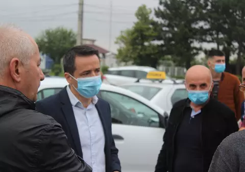 Masca sanitară ar putea deveni obligatorie în spațiile deschise din județul Argeș