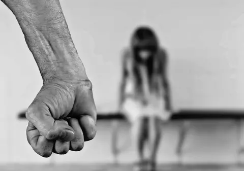 Două fetiţe au fost agresate de unchiul în grija căruia erau lăsate. Bărbatul le dezbrăca şi le poza în ipostaze înfiorătoare