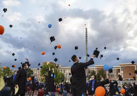 Festivitate de absolvire la Politehnica din București cu măști, ploaie și speranțe: „Jur să-mi construiesc traiectoria prin viață în respect, cinste și demnitate”