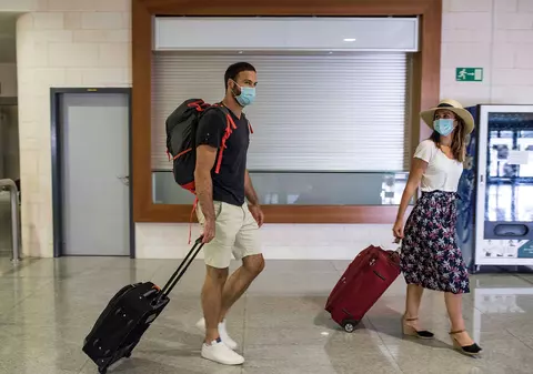 Franța introduce teste sistematice pe aeroporturi. Măsura îi vizează pe călătorii din țările "roșii"