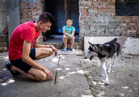 La 19 ani, abandonat de părinţi, Cristi pune pâinea pe masă şi îşi creşte fratele mai mic! “Mama ne-a luat şi televizorul când a plecat”