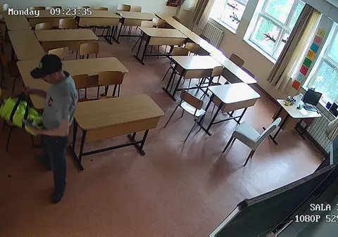 Momentul în care un agent de pază fură telefonul unei eleve de la Colegiul German Goethe! A fost filmat de camerele de supraveghere, dar nu a fost pedepsit nici după un an