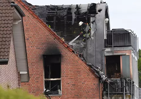 Un avion de mici dimensiuni s-a prăbuşit pe o clădire rezidenţială din Germania. Trei oameni au murit