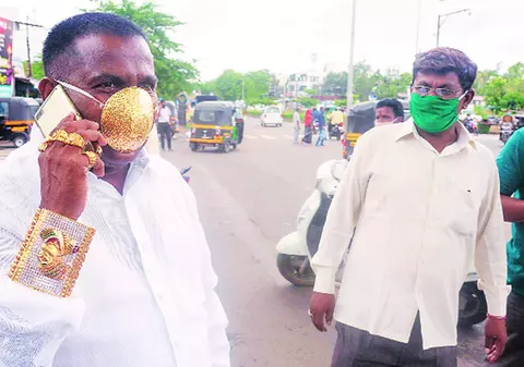 Cea mai scumpă mască de protecție din lume a costat 4.000 de dolari și e din aur