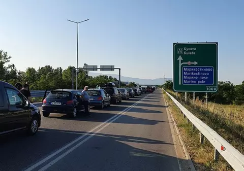 GALERIE FOTO | Turiștii români stau din nou la cozi kilometrice la intrarea în Grecia. ”În 30 de minute, am înaintat zece metri”. Reacția MAE