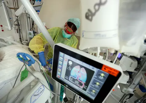 Ce au constatat medicii români la Remdesivir, primul tratament aprobat pentru COVID-19