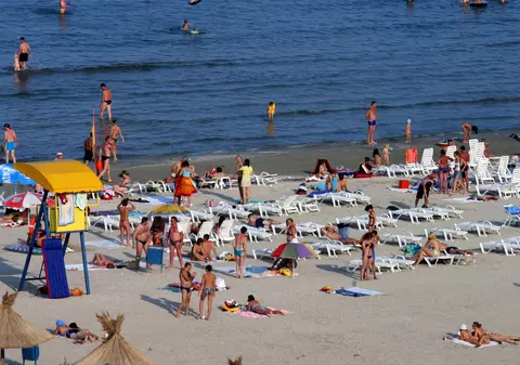 VIDEO | Noi restricții, adoptate de Guvern. Distanţarea la plajă pentru familii a fost eliminată