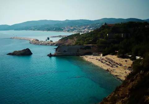 Încă doi români aflați în vacanță în Grecia au fost depistați cu COVID. Atena ar putea anunța luni noi restricții de călătorie