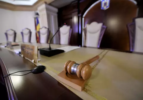 Curtea Constituțională a amânat încă o dată decizia privind impozitarea cu 85% a pensiilor speciale mai mari de 7.000 de lei. Care este motivul