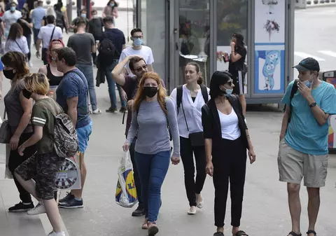 Purtarea măştilor de protecţie devine obligatorie și în spaţiile publice deschise din Prahova