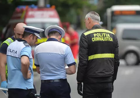 Și-a înjunghiat iubita, apoi s-a aruncat în fața trenului