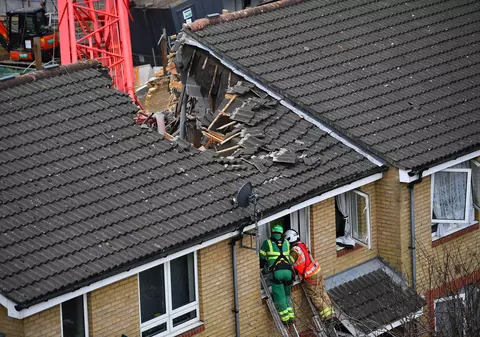 VIDEO O macara de 20 de metri s-a prăbușit în Londra peste un bloc de locuințe și două case