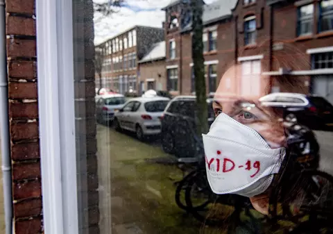 Purtarea măștii de protecție a devenit obligatorie la Madrid, în locurile publice exterioare și interioare